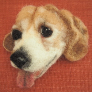 羊毛フェルトブローチのビーグル犬