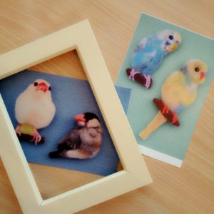 文鳥とインコの羊毛フェルトブローチポストカード